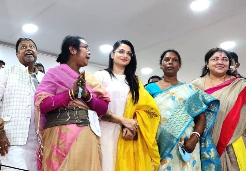 बंगाल चुनाव 2021 से पहले ममता को तगड़ा झटका, TMC के 5 विधायक BJP में, टॉलीवुड एक्ट्रेस तनुश्री भी भगवा दल में शामिल