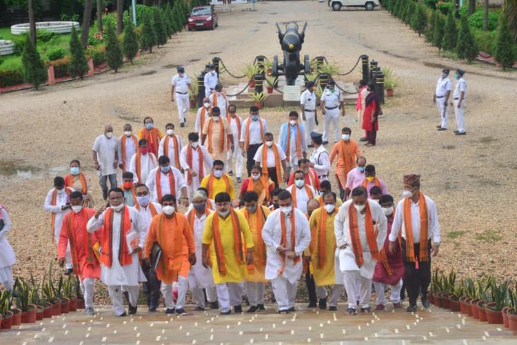 शुभेंदु से मुलाकात के बाद गवर्नर जगदीप धनखड़ ने ममता पर फिर बोला हमला, कहा- बंगाल में अंतिम सांसें गिन रहा है लोकतंत्र