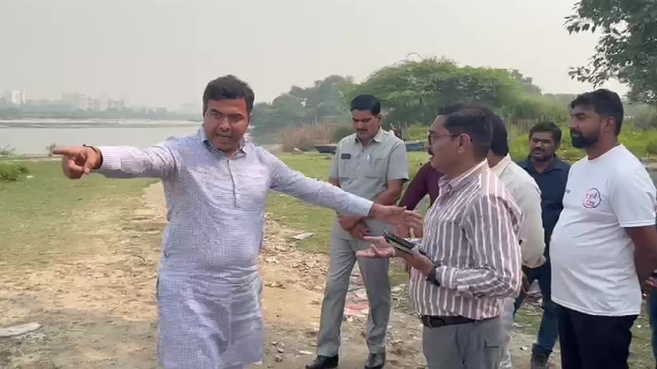 Chhath Puja: छठ पर्व पर BJP और AAP में जंग, यमुना में जहरीले झाग पर गरमाई सियासत, जानें किसने क्या कहा...