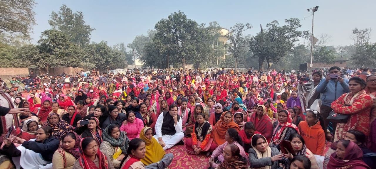 Pilibhit News: भाजपा MP वरुण गांधी एक बार फिर योगी सरकार के खिलाफ! प्रदर्शन कर रहे संविदाकर्मियों के संग बैठे