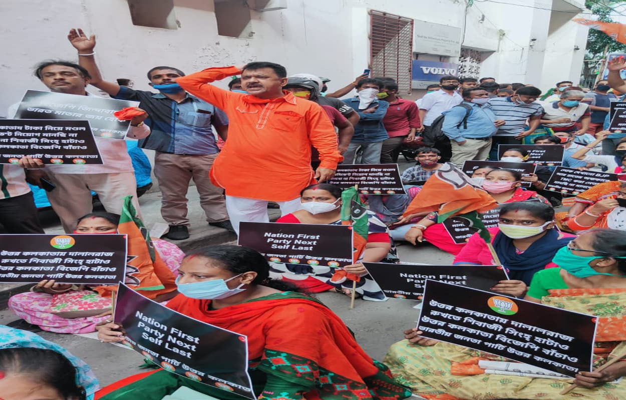 उत्तर कोलकाता बीजेपी में गुटबाजी खुल कर आयी सामने, शिवाजी सिंह राय को हटाने की मांग पर असंतुष्ट कार्यकर्ताओं ने किया प्रदर्शन