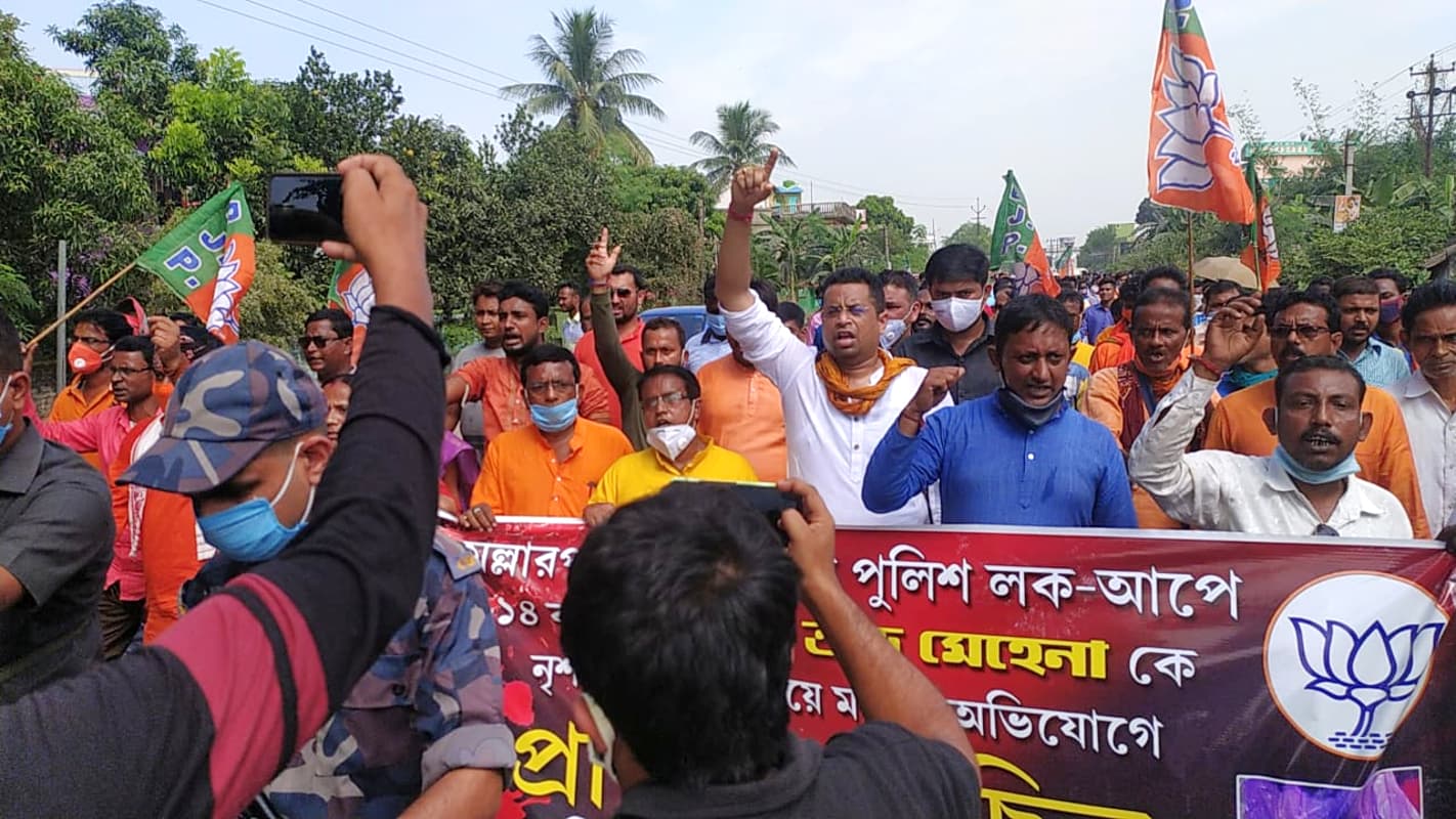 बंगाल में पुलिस हिरासत में मौत: भाजपा कार्यकर्ताओं ने थाना के सामने किया विरोध-प्रदर्शन