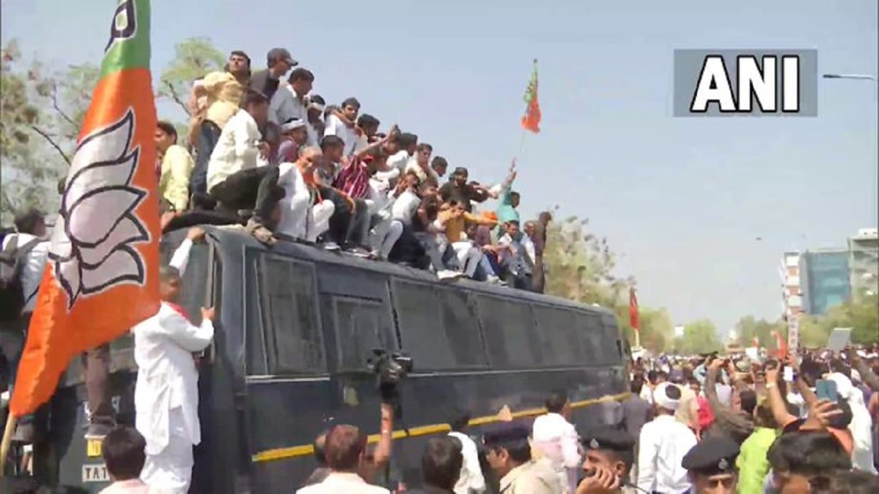 Pulwama Attack: शहीदों की वीरांगनाओं पर राजस्थान में बवाल, जयपुर में BJP का प्रदर्शन, हिरासत में कई कार्यकर्ता