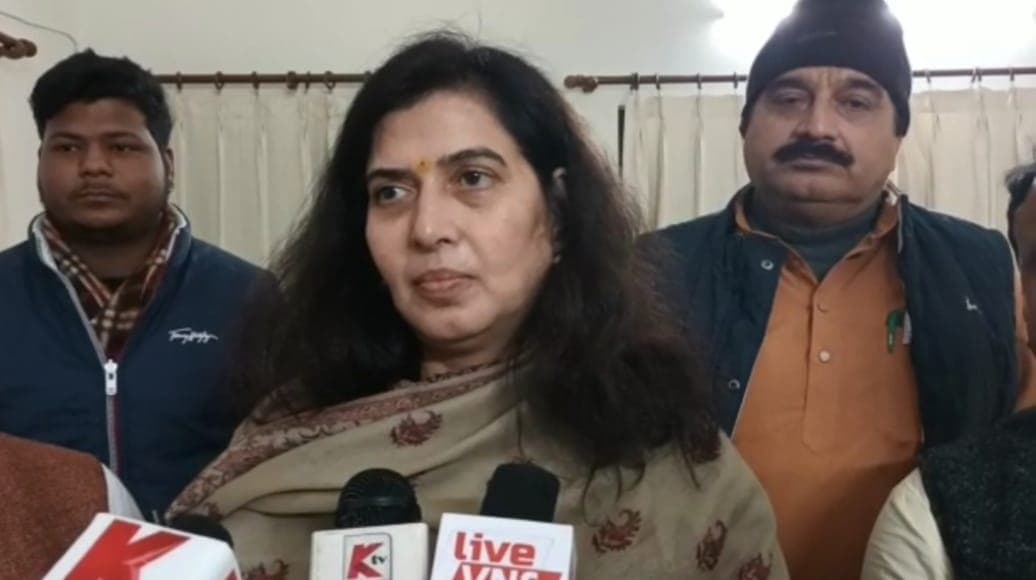 BJP सांसद सरोज पांडेय का सपा पर हमला, कहा- अखिलेश की सभाओं में लोग मदारी का तमाशा देखने आते हैं
