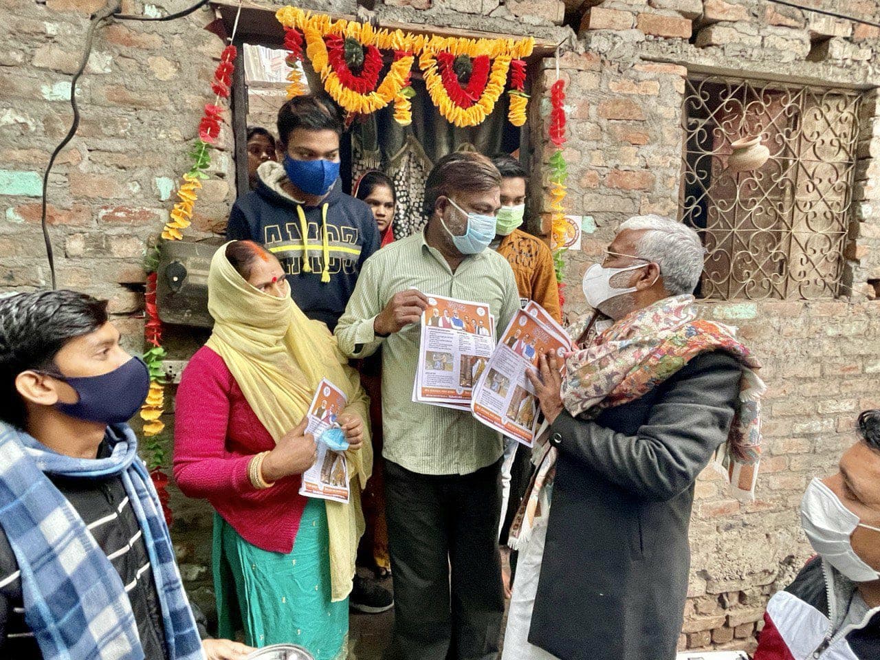 UP Election 2022: BJP के डोर-टू-डोर अभियान पर रोक की मांग, सपा और कांग्रेस की अपील के पीछे क्या हैं कारण?