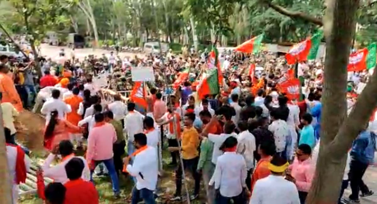 विधानसभा का घेराव करने पहुंचे भाजपाइयों पर पुलिस ने बरसायी लाठियां, सांसद संजय सेठ समेत कई बड़े नेता हुए घायल