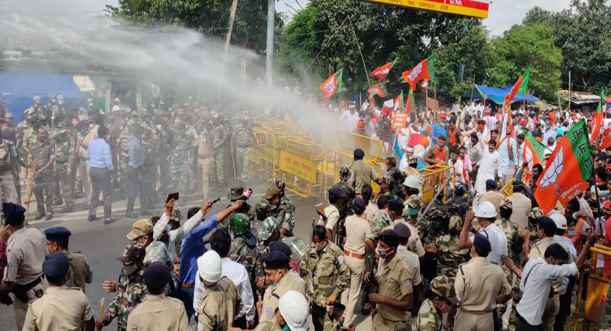 झारखंड विधानसभा का घेराव करने पहुंचे BJP कार्यकर्ताओं ने तोड़ी बैरिकेडिंग, पुलिस ने किया वाटर कैनन का प्रयोग