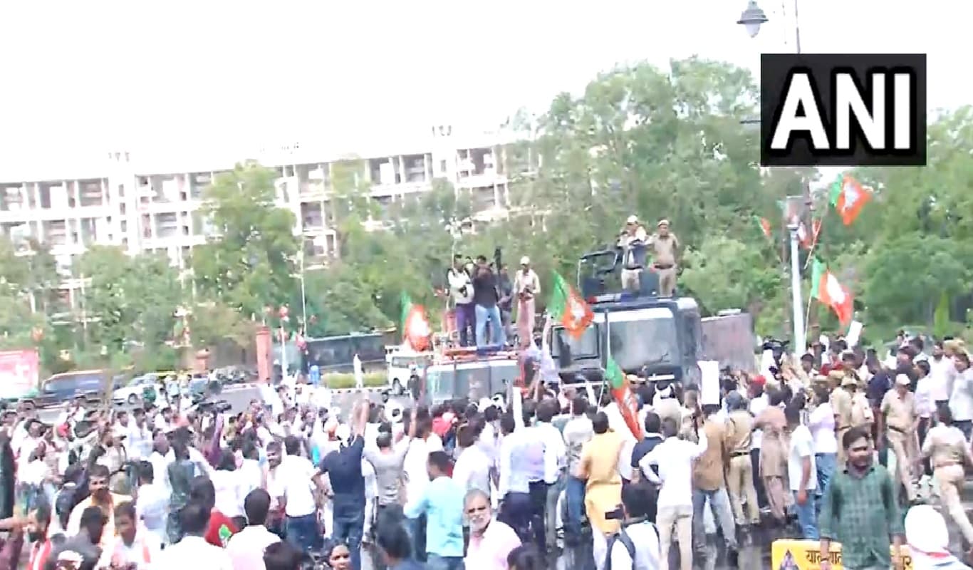 Rajasthan Politics: भ्रष्टाचार और पेपर लीक मामले को लेकर बीजेपी का उग्र प्रदर्शन, गहलोत सरकार पर बोला हमला