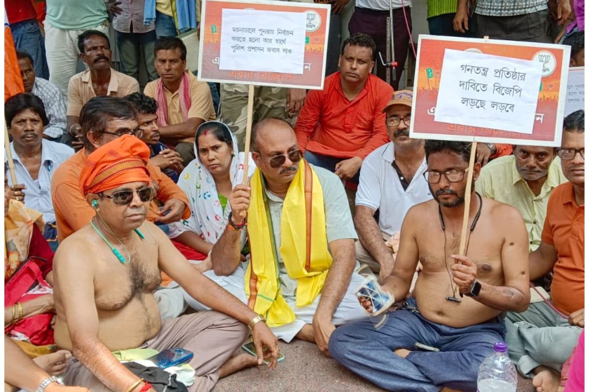 राज्य भर में वोट लूट, हत्या के खिलाफ डीएम कार्यालय के सामने भाजपा कार्यकर्ताओं ने अनोखे ढंग से किया प्रदर्शन