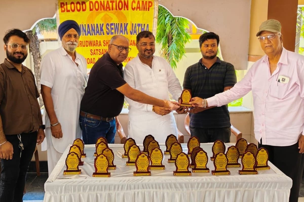 'अपनों की याद में' सात युवतियों समेत 43 ने किया रक्तदान, अनोखे तरीके से अपनों को दी श्रद्धांजलि