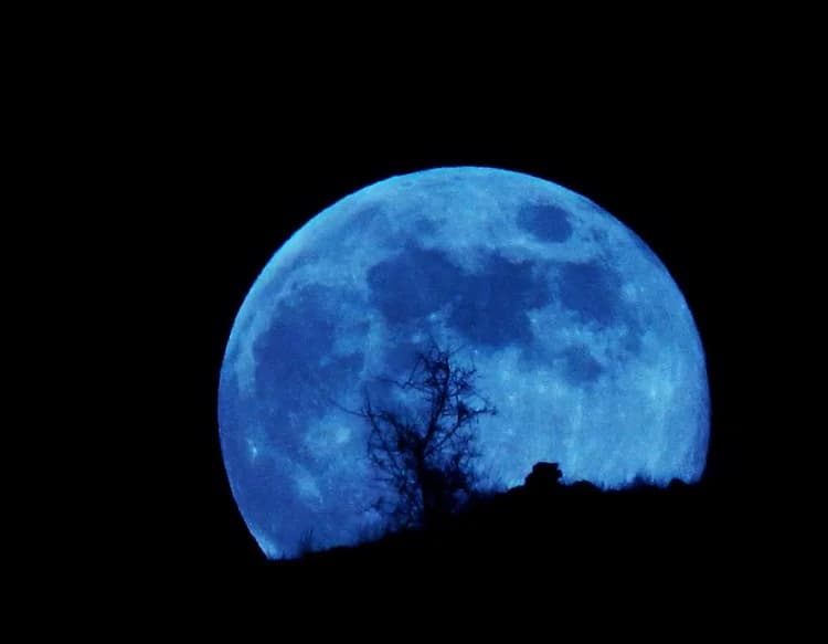 आसमान में आज रात दिखेगा 'Blue Moon', जानें क्या है खासियत