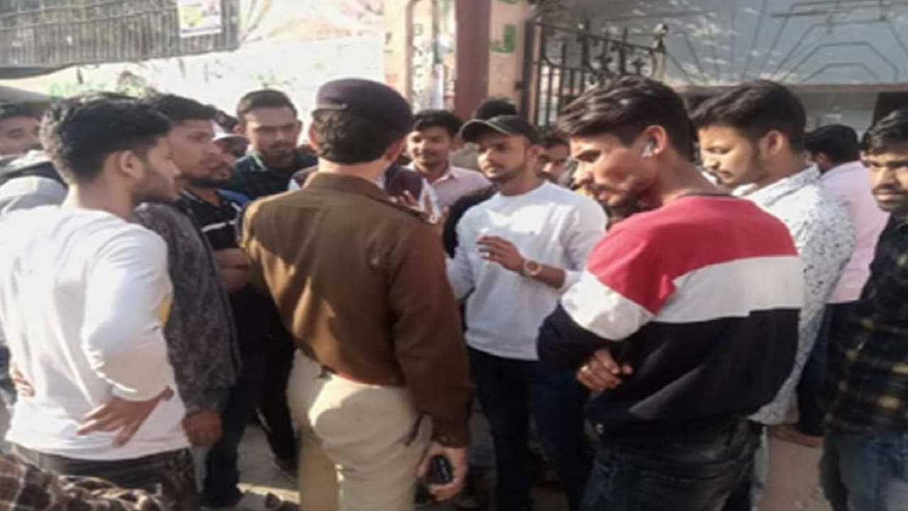 पटना: बीएन कॉलेज में मंत्री और कुलपति के सामनें छात्रों का हंगामा, मंच पर फेंकी कुर्सी, मूकदर्शक बनी रही पुलिस