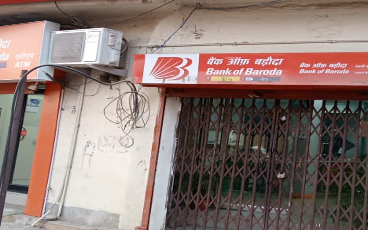 झारखंड : देवघर के झौंसागढ़ी के एक बैंक में लूट की कोशिश नाकाम, फायरिंग नहीं होने पर भागे नकाबपोश अपराधी