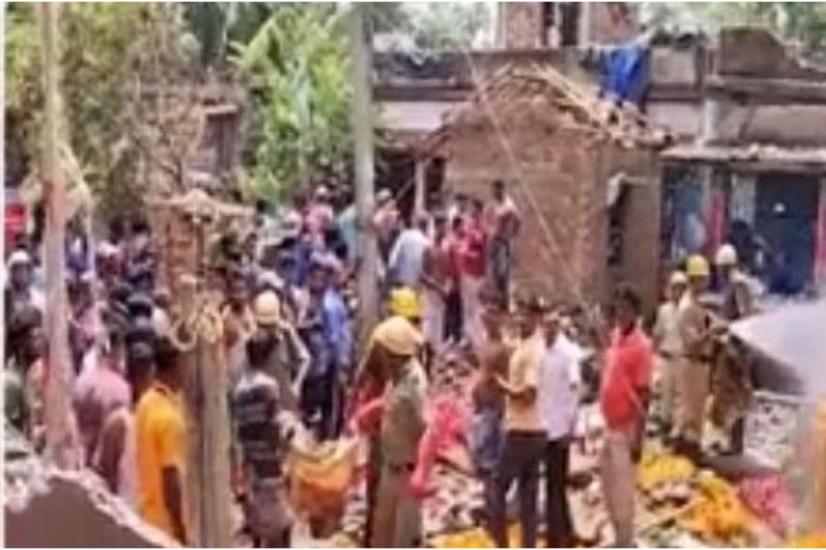 बंगाल : मौत का सबब बन रहे अवैध पटाखा कारखाने, दो वक्त की रोटी के लिए जान हथेली पर लेकर काम करती हैं महिलाएं भी