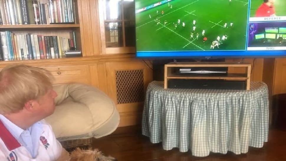 अस्पताल में भर्ती ब्रिटेन के प्रधानमंत्री बोरिस जॉनसन फिल्में देखकर और पहेलियां सुलझाकर गुजार रहे हैं वक्त