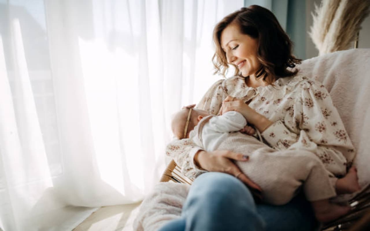World Breastfeeding Week 2023: बच्चे के लिए अमृत है मां का दूध, देता है सुरक्षा कवच