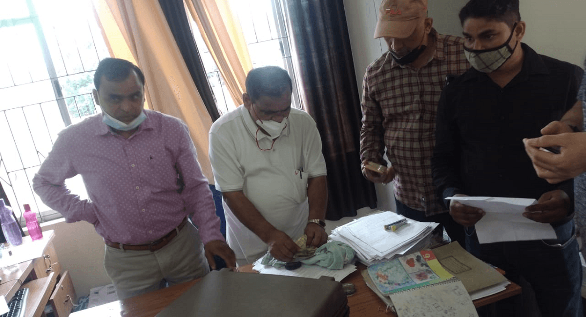 Jharkhand News : झारखंड के चतरा एसडीओ का स्टेनो 25 हजार घूस लेते गिरफ्तार, राशन डीलर से ले रहा था रिश्वत Jharkhand News : झारखंड के चतरा एसडीओ का स्टेनो 25 हजार घूस लेते गिरफ्तार, राशन डीलर से ले रहा था रिश्वत