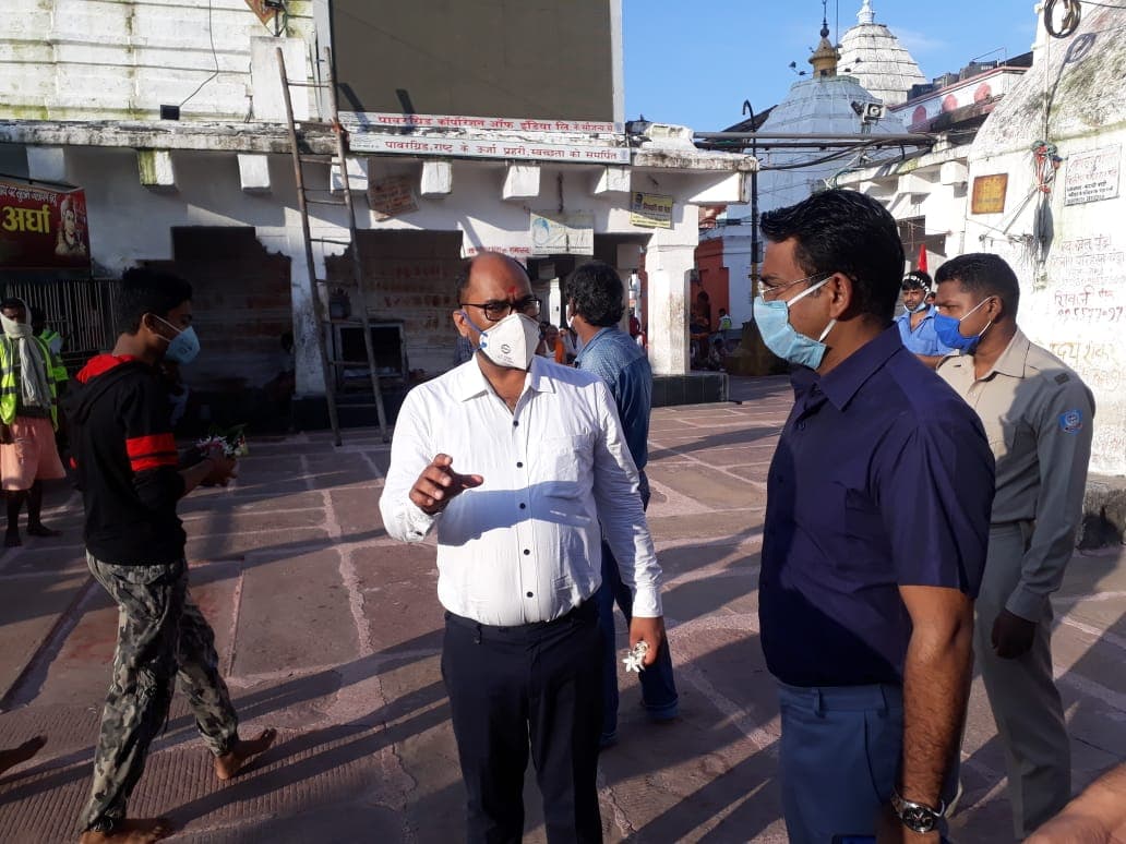 Jharkhand Unlock 4.0: देवघर में बाबा मंदिर व फुट ओवर ब्रिज की सुरक्षा का एसडीओ ने लिया जायजा