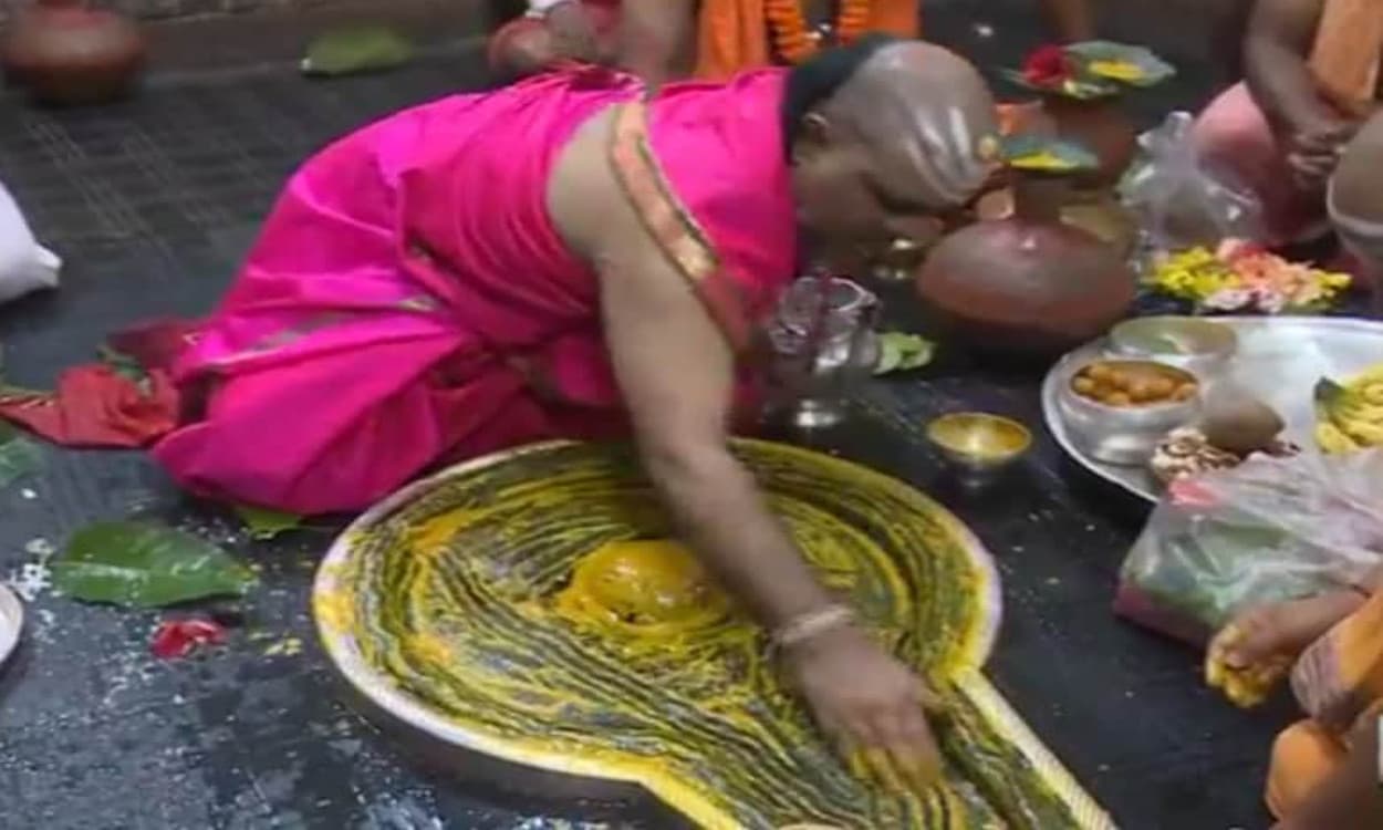 Sawan 2020 : चौथी सोमवारी को बाबा की हुई पूजा अर्चना, श्रद्धालुओं ने किये ऑनलाइन दर्शन Sawan 2020 : चौथी सोमवारी को बाबा की हुई पूजा अर्चना, श्रद्धालुओं ने किये ऑनलाइन दर्शन
