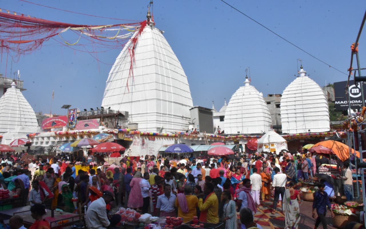 देवघर : बाबा मंदिर में अनुष्ठान कराने वालों का लगा रहा तांता