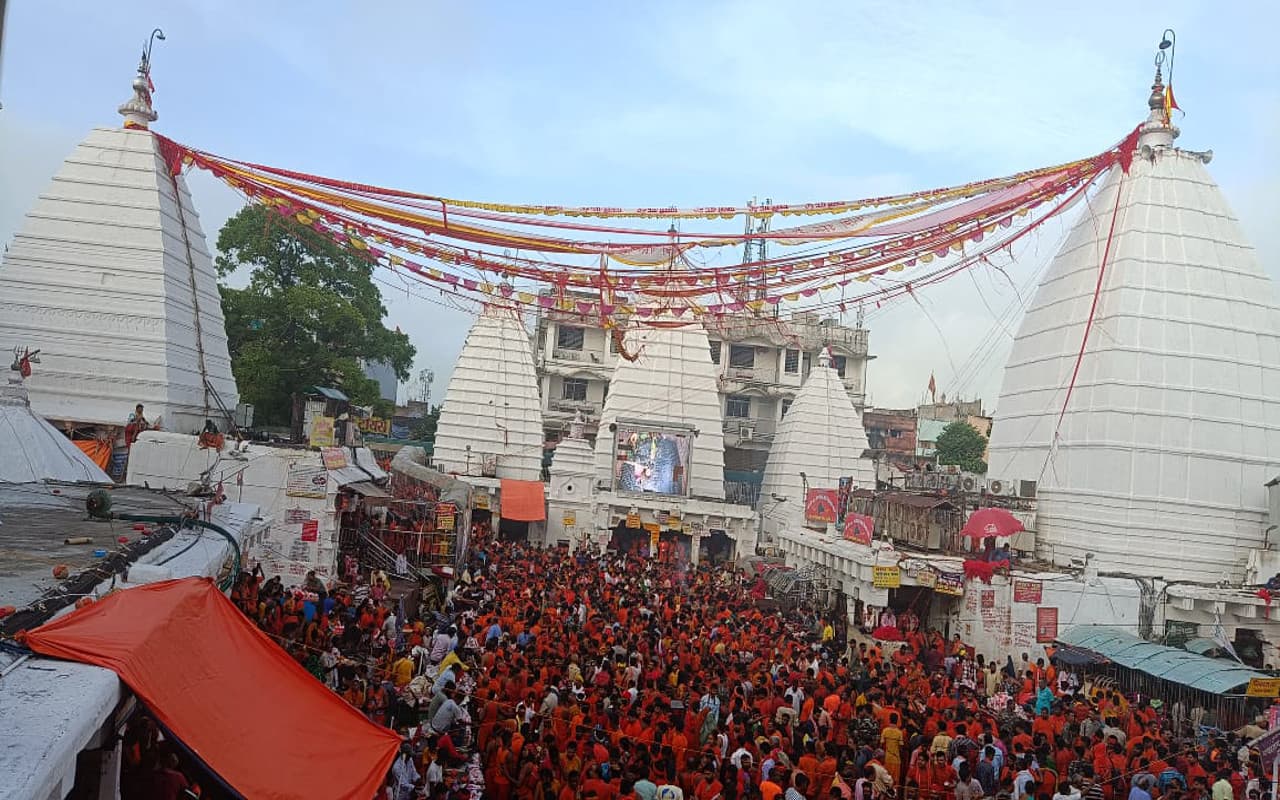 देवघर : बाबा को तिलक चढ़ाने एक लाख भक्त पहुंचे बाबाधाम