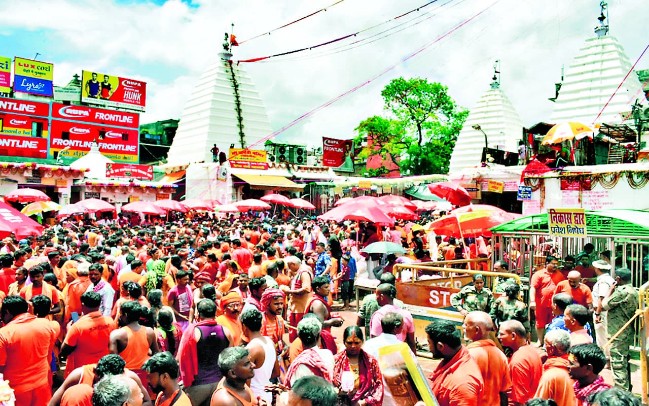 स्पर्श पूजा शुरू होते ही बाबाधाम में बढ़ी भीड, शीघ्रदर्शनम कूपन से 6795 कांवरियों ने किया जलार्पण