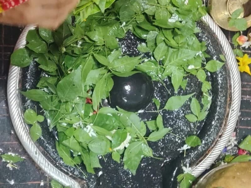 शिवलिंग पर बेलपत्र चढ़ाने का सही तरीका