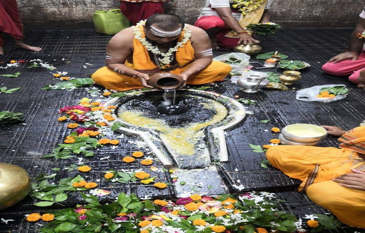Sawan Shivratri 2021: मकर,कुंभ,धनु समेत इन राशि वाले शिवलिंग पर जरूर चढ़ाएं ये चीजें, शनि दोष से मिलेगी मुक्ति