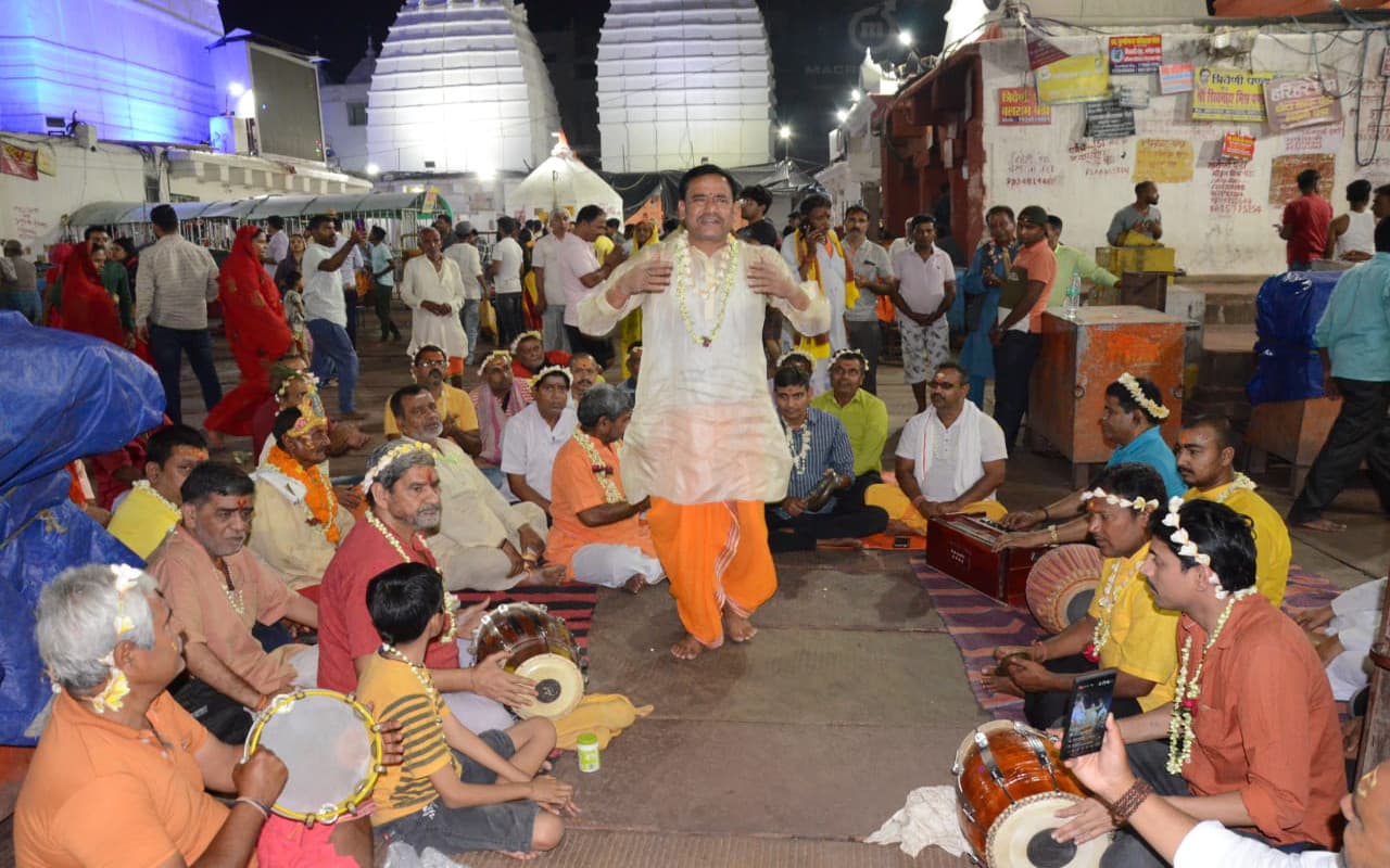 झारखंड : देवघर के बाबा मंदिर में ‘आना-आना रे मोहन, मेरी गली आना…’ कीर्तन पर झूम उठे श्रद्धालु
