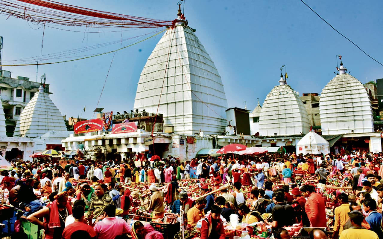 PHOTOS: बाबा बैद्यनाथ को तिलक चढ़ाने मिथिलांचल से लाखों श्रद्धालु पहुंचे देवघर, कावंरियों से पटा बाबानगरी