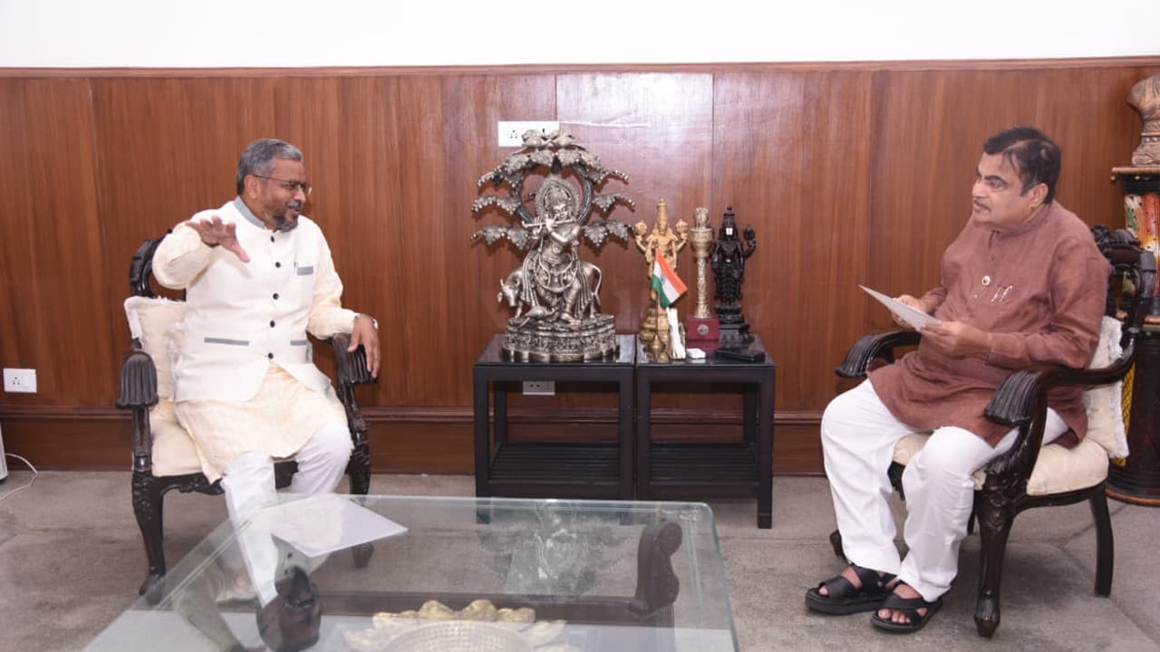 केंद्रीय मंत्री नितिन गडकरी से मिले पूर्व CM बाबूलाल मरांडी, NH से विभिन्न स्थानों को जोड़ने की मांग की