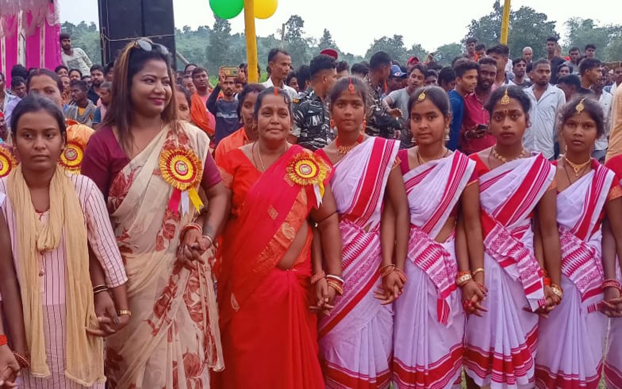 Karma Puja: जावा डाली में झूमी शिक्षा मंत्री की धर्मपत्नी, बोली- सभ्यता व संस्कृति का प्रतीक है करम पर्व