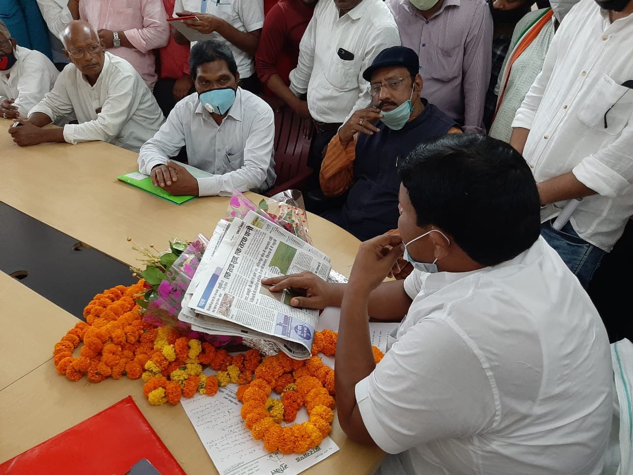 ग्रामीणों के जीवन में खुशहाली लाने के लिए काम करें अधिकारी, गढ़वा में बोले कृषि मंत्री बादल पत्रलेख