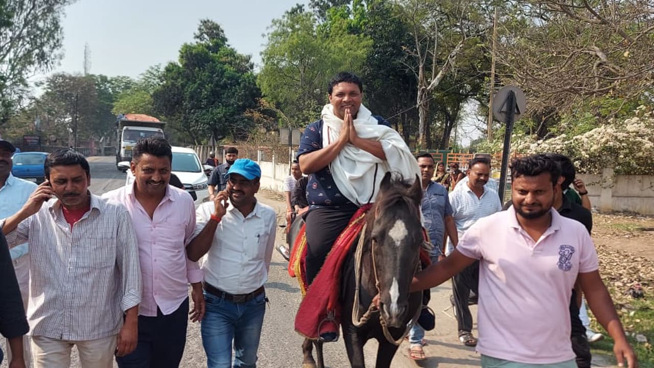 झारखंड के कृषि मंत्री बादल पत्रलेख को घुड़सवारी का शौक पड़ा महंगा, घोड़े ने किया घायल तो लिया इंजेक्शन