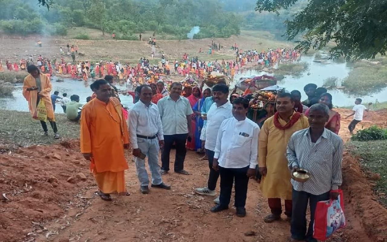 Jharkhand News: अस्ताचलगामी सूर्य को अर्घ्य के साथ बड़का पर्व संपन्न, घाटों पर उमड़ी आस्था की भीड़
