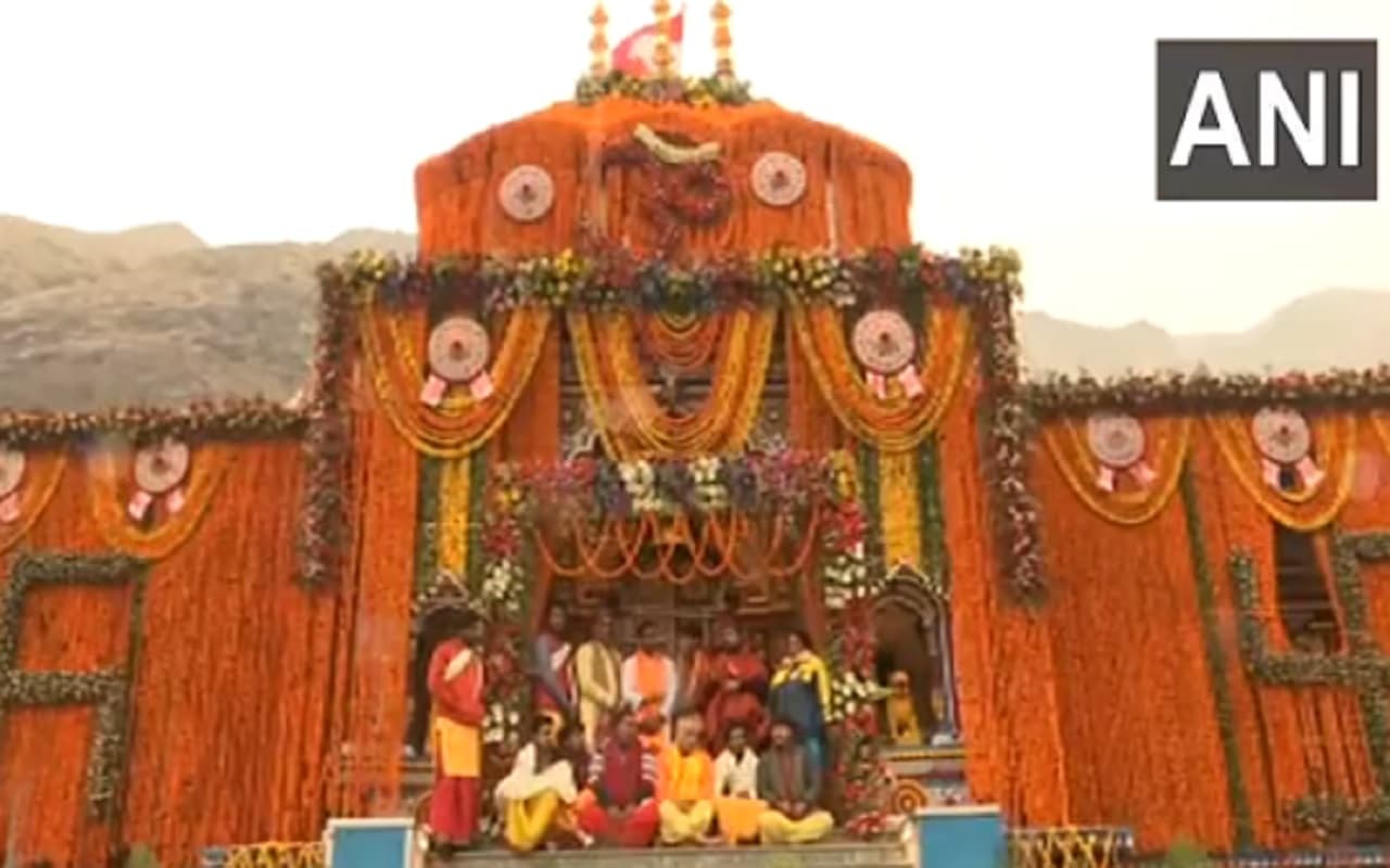 भारी बर्फबारी के बीच बद्रीनाथ धाम के कपाट खुले, श्रद्धालुओं की उमड़ी भीड़