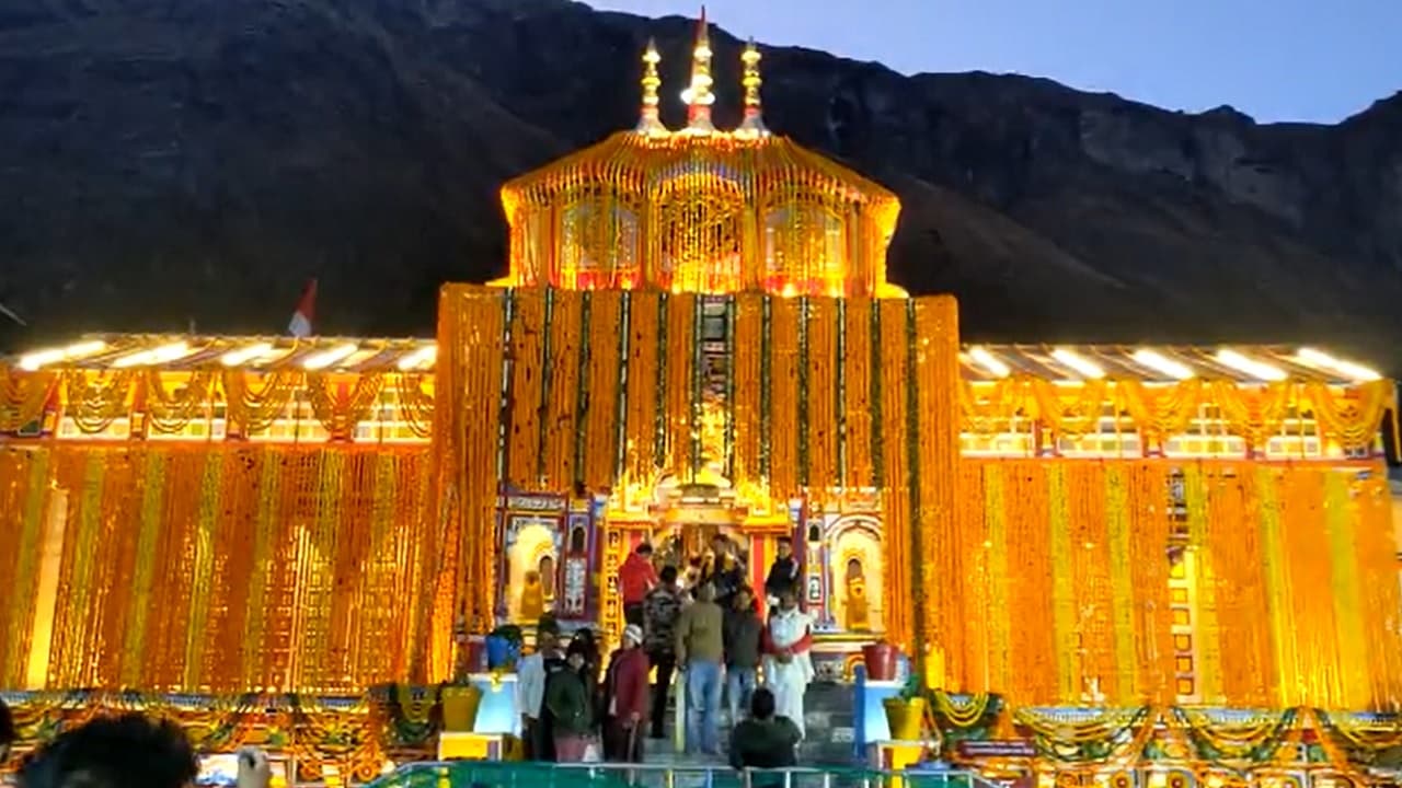 उत्तराखंड : 20 क्विंटल फूलों से सजाया गया बद्रीनाथ मंदिर, जानें कब से बंद होंगे कपाट