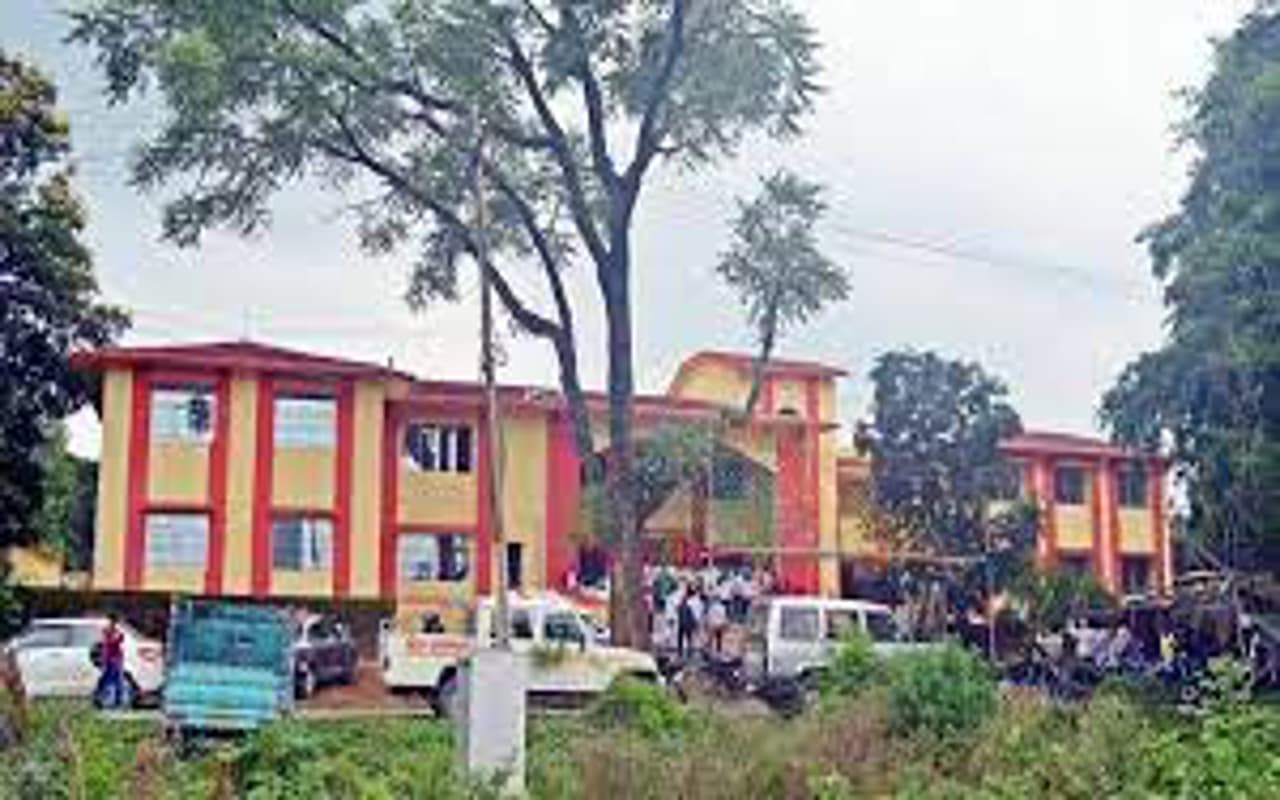 धनबाद के बाघमारा में अतिक्रमण नोटिस भेजने से नाराज लोगों ने अंचल कार्यालय में किया प्रदर्शन