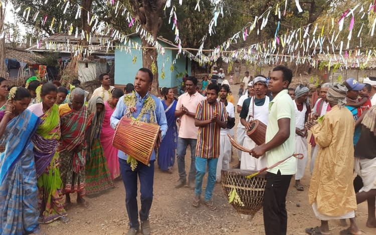झारखंड : पश्चिमी सिंहभूम के रांचीसाई में धूमधाम से मना बाहा पर्व, मांदर की थाप पर झूमे लोग