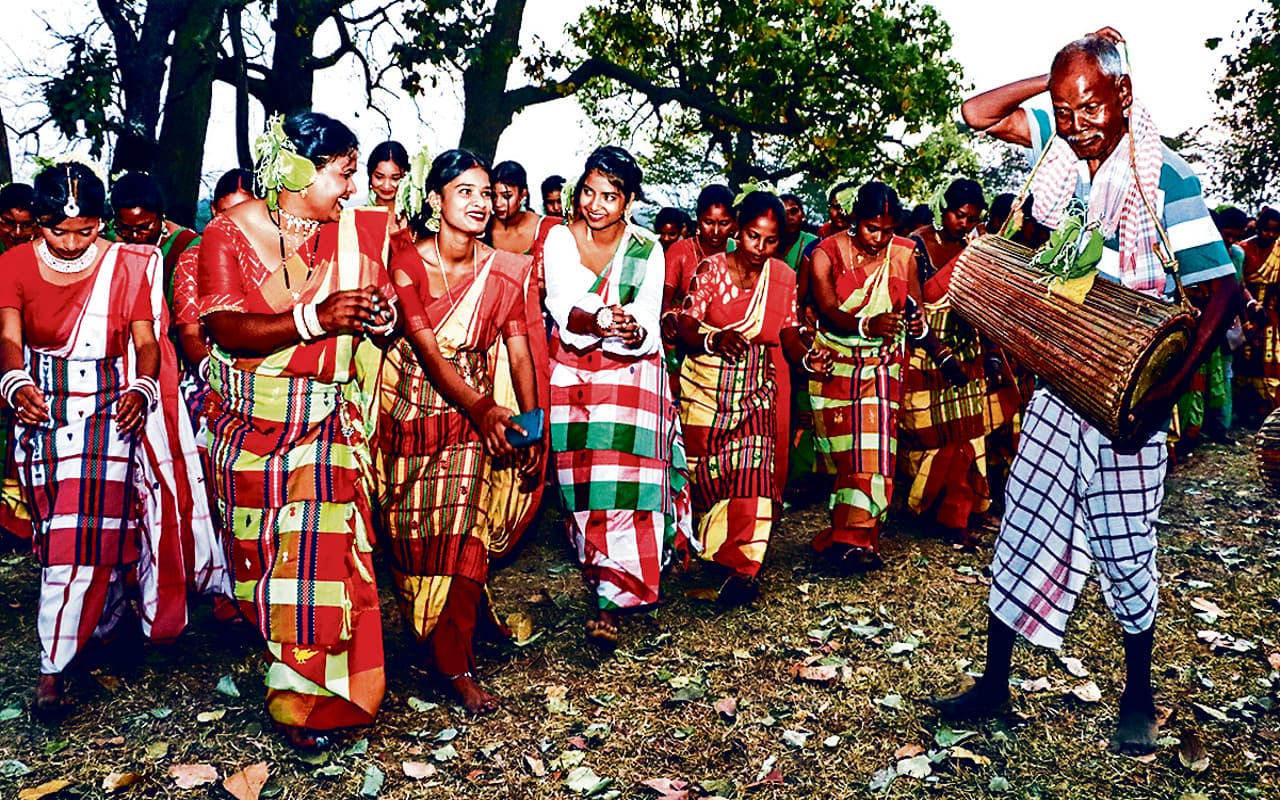बाहा पर्व : बालों में सखुआ फूल लगाकर जमकर थिरके लोग, गांवों की समृद्धि की कामना की, देखें Pics