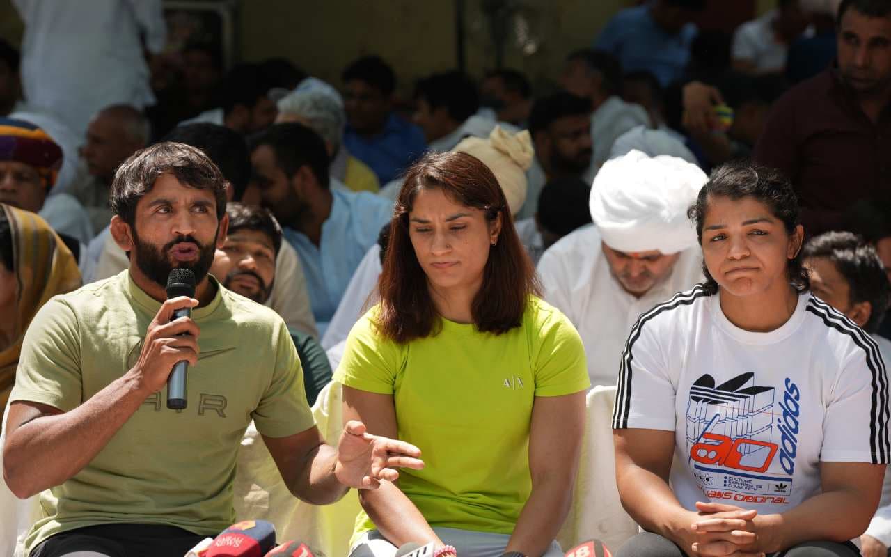 यूनाइटेड वर्ल्ड रेसलिंग ने भारत से निलंबन हटाया, WFI को पहलवालों पर कार्रवाई नहीं करने का दिया निर्देश