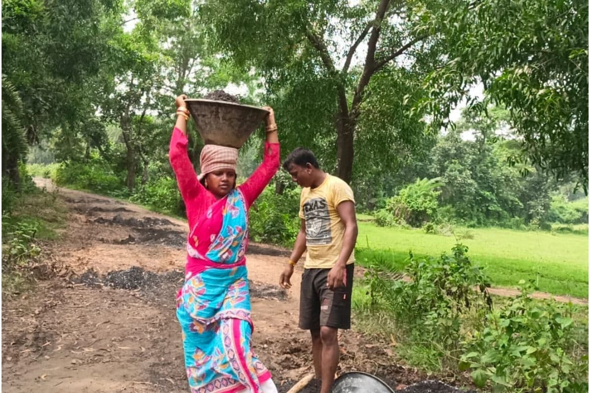 Photos : भाजपा विधायक चंदना बाउरी अपने पति के साथ सड़क मरम्मत कार्य में जुटी