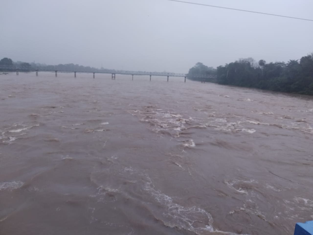 बंगाल में भारी बारिश से जनजीवन बेहाल, सड़कों पर पानी भरा, गांवों में बाढ़, पुरुलिया का चंडी पहाड़ धंसा