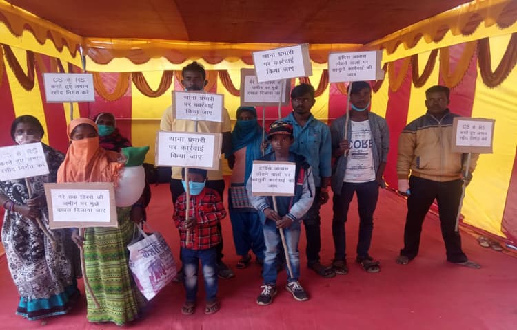 3 महीने से सरकारी ऑफिस का चक्कर लगा रही लातेहार की पिंकी, नहीं मिला न्याय, परिवार संग धरने पर बैठी