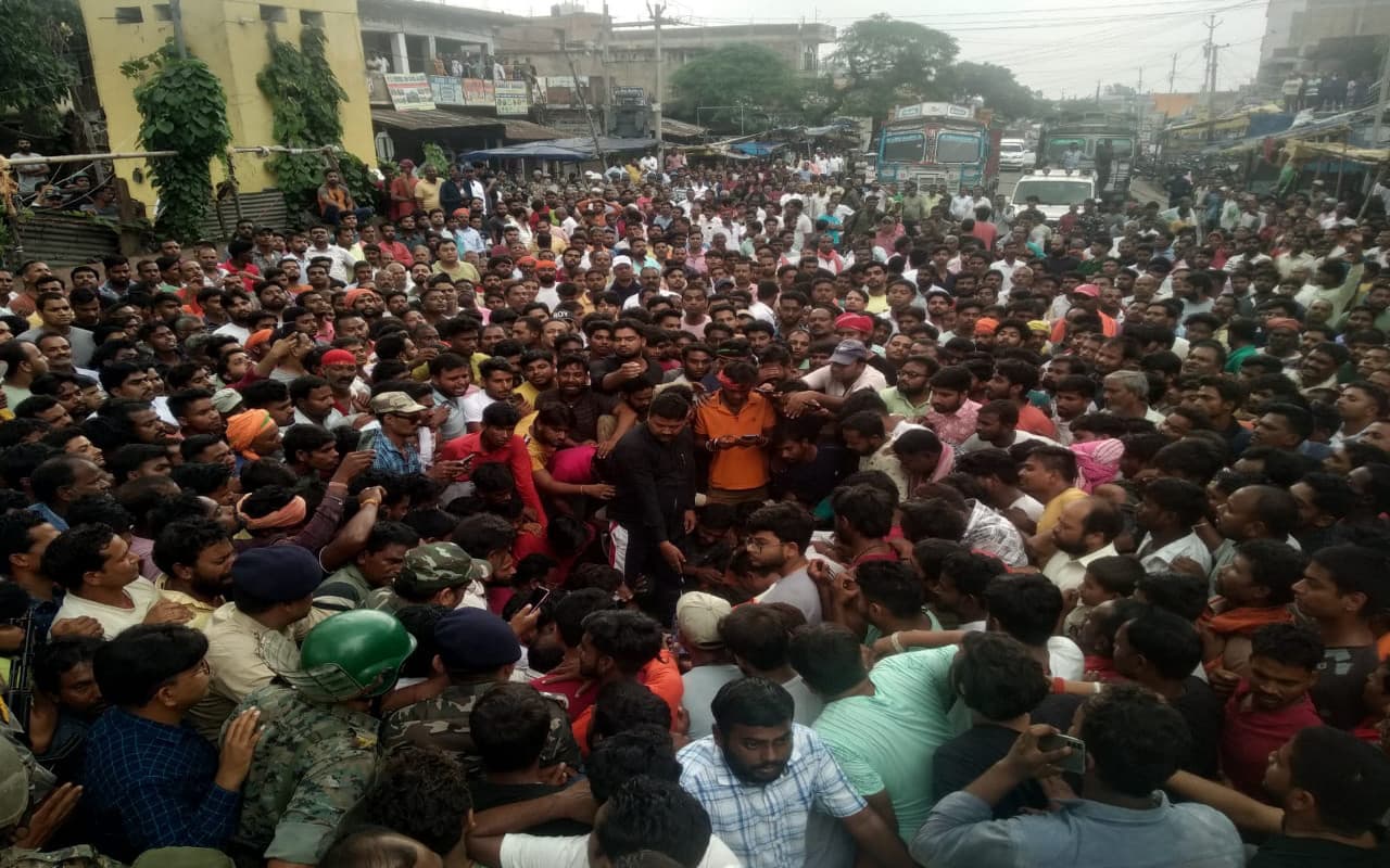 झारखंड : रांची में इलाजरत राजेंद्र साहू के निधन से गुस्साये लोगों ने बालूमाथ में सड़क किया जाम, फूंके वाहन