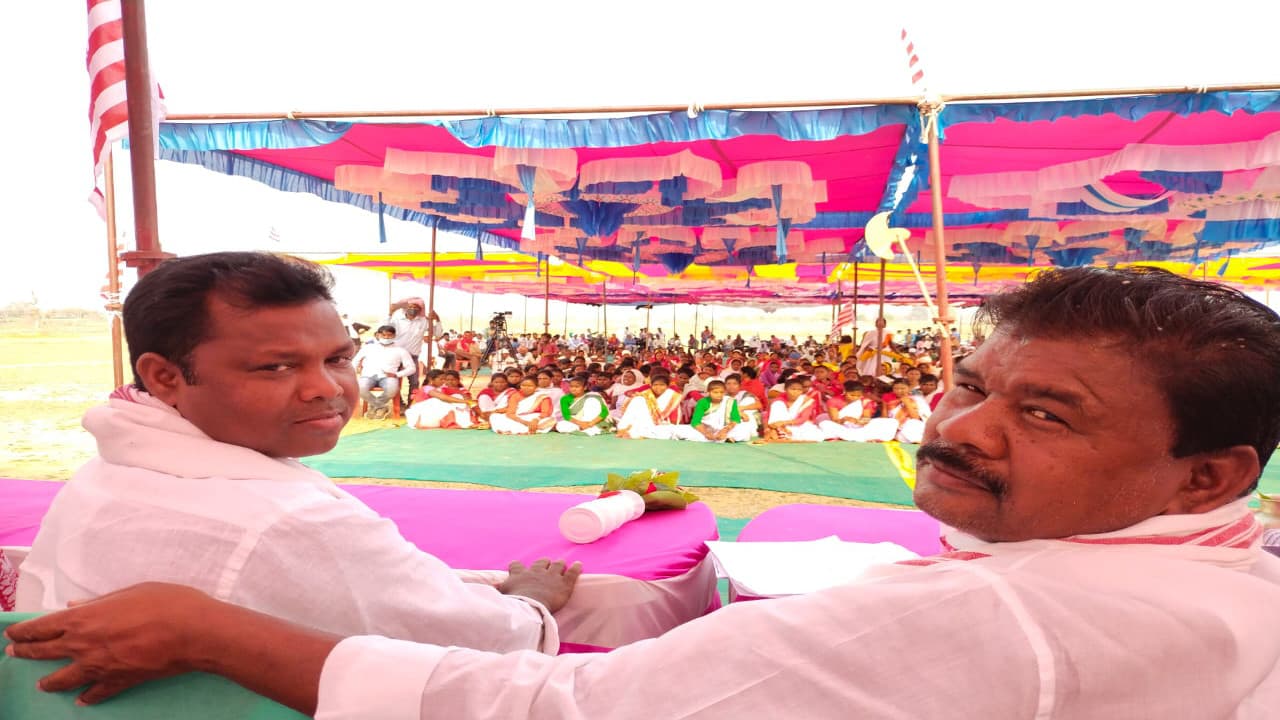 लातेहार के तुबेद कोलियरी का विरोध, कांग्रेस विधायक बंधु तिर्की का मिला साथ, बोले- जब बचेगी आपकी जमीन तब बचेगी आपकी संस्कृति