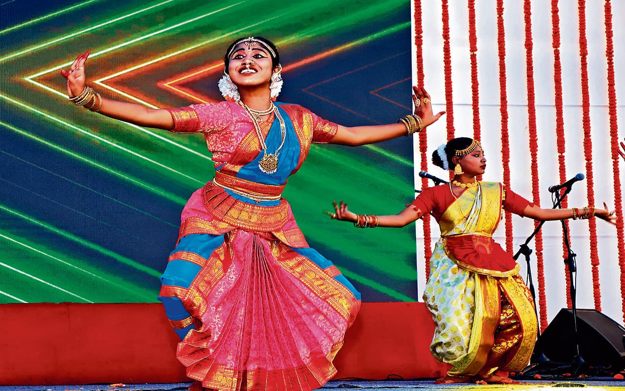 बंग उत्सव : 23 साल बाद एक मंच पर जुटे कोल्हान के बंगभाषी, दिखे विविध रंग, देखें Pics