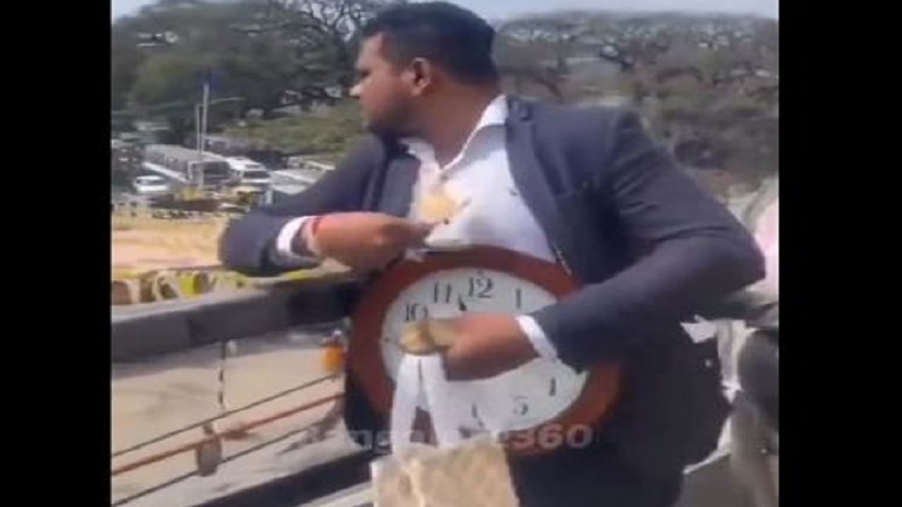 बेंगलुरु में फ्लाईओवर से पैसे उड़ाने वाला शख्स गिरफ्तार, वीडियो वायरल होने पर कार्रवाई