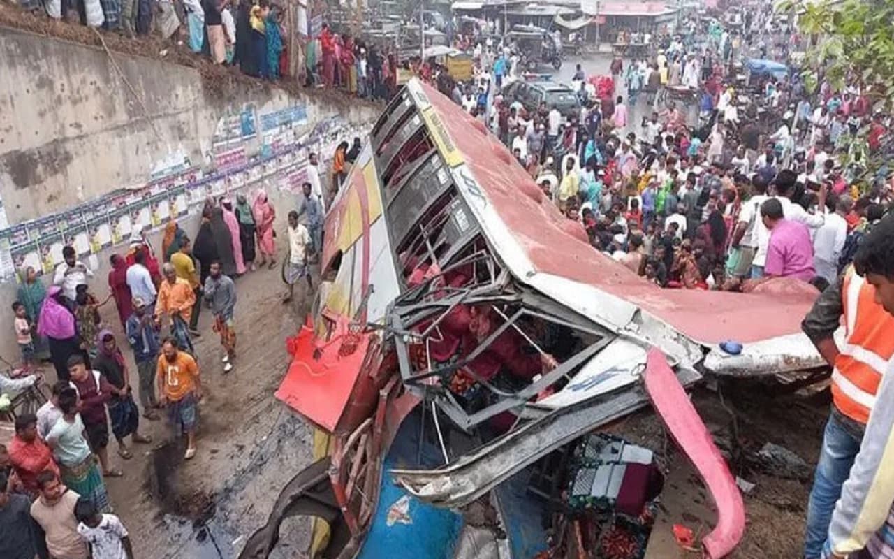 Bangladesh Bus Accident: बांग्लादेश में तेज रफ्तार बस खाई में गिरी, 19 की मौत, 30 घायल