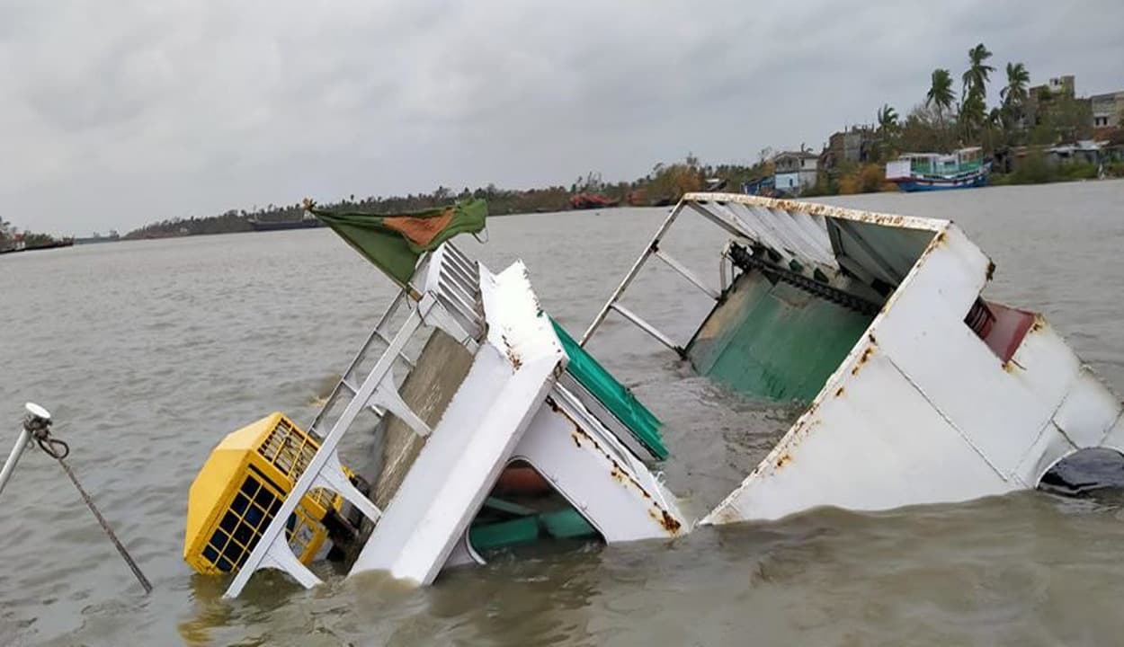 बांग्लादेशी जहाज पॉनटून जेटी से टकरा कर पानी में डूबा, कोई हताहत नहीं